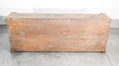 Credenza, sideboard di design con elementi Impero in legno di noce, con tre ante inferiori e due superiori in vetro scorrevoli. Italia, Anni 50
