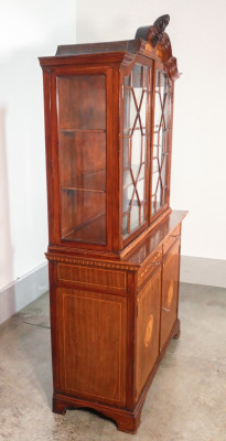 Credenza con corpo superiore a vetrina, stile Giorgio III in legno di mogano intarsiato. Inghilterra, Primo Novecento
