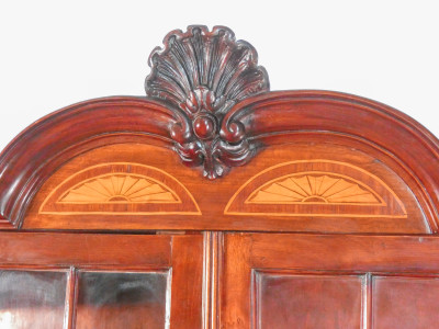 Credenza con corpo superiore a vetrina, stile Giorgio III in legno di mogano intarsiato. Inghilterra, Primo Novecento