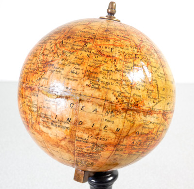 Piccolo globo terrestre da tavolo realizzato da J. FOREST. Parigi, Anni 30