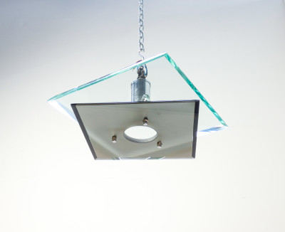 Lampadario di design italiano in vetro e metallo cromato, riferibile alla produzione di Fontana Arte. Italia, Anni 70