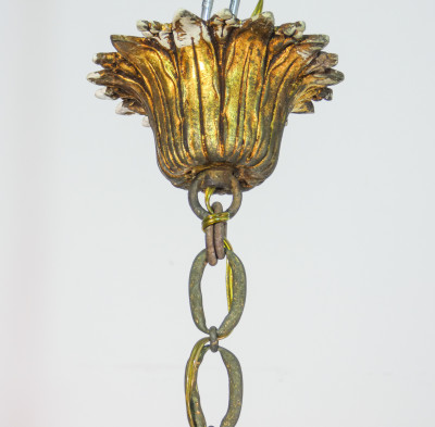 Lampadario decò in metallo dorato e vetro, a singolo lume. Italia, 1920 ca