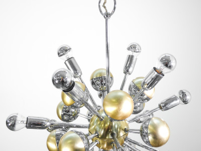 Lampadario a sospensione stile Sputnik in metallo cromato e bronzo. Italia, Anni 60