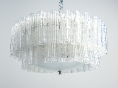 Lampadario a sospensione stile Venini, composto da 57 elementi tubolari in vetro di Murano e un disco centrale. Tre lumi. Italia, Anni 60