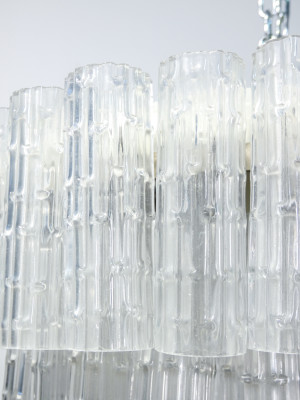 Lampadario a sospensione stile Venini, composto da 57 elementi tubolari in vetro di Murano e un disco centrale. Tre lumi. Italia, Anni 60