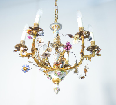 Lampadario liberty a sei lumi in ottone e ceramica policroma, decorazione floreale. Italia, Primo Novecento