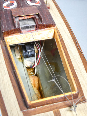 Barca a vela radiocomandata in legno. Orsa Maggiore. Italia