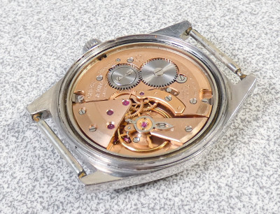 Orologio da polso OMEGA calibro 613 a carica manuale, calendario a ore 3. n° 32690993. Svizzera, 1967-1974