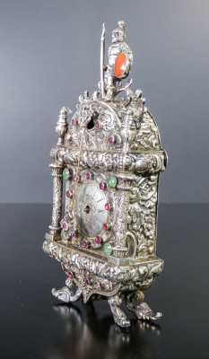 Orologio da tavolo in argento e pietre dure in campana di vetro. Riporta il punzone del Regno di Sardegna del periodo 1824/1872