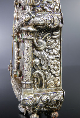 Orologio da tavolo in argento e pietre dure in campana di vetro. Riporta il punzone del Regno di Sardegna del periodo 1824/1872