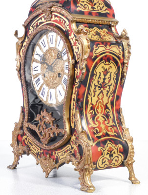 Orologio Boulle a pendolo, da tavolo in stile Luigi XV, movimento meccanico a doppia carica e doppia campana. Italia/Germania, Anni 80