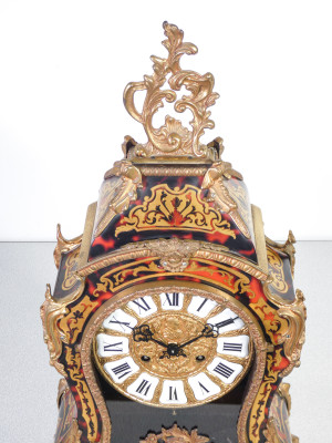 Orologio Boulle a pendolo, da tavolo in stile Luigi XV, movimento meccanico a doppia carica e doppia campana. Italia/Germania, Anni 80
