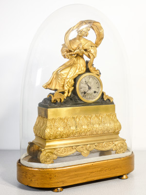 Orologio parigina da camino in bronzo dorato al mercurio, con scultura sulla sommità e campana in vetro. Quadrante firmato Marchisio DETIENNE. Torino, Ottocento