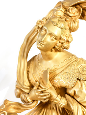 Orologio parigina da camino in bronzo dorato al mercurio, con scultura sulla sommità e campana in vetro. Quadrante firmato Marchisio DETIENNE. Torino, Ottocento