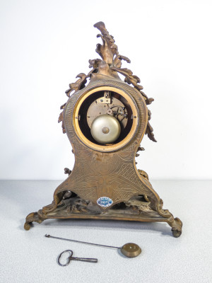 Orologio a pendolo, da tavolo, stile Luigi XV, movimento meccanico a doppia carica DEBUT. Francia, Ottocento