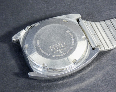 Orologio da polso automatico SEIKO 5 6309-8480, 17 gioielli, giorno del mese e della settimana in due lingue. Giappone, Anni 80