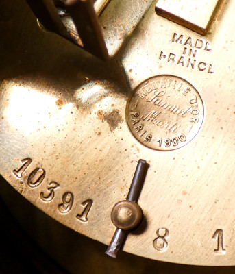 Orologio da tavolo con pendolo al mercurio, firmato Samuel MARTI riportante lo stemma del 26° Reggimento di Cavalleria Lancieri di Vercelli. Francia/Italia, 1909-1919