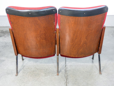 Panca da cinema vintage in legno, a due posti, con seduta sollevabile. Italia, Anni 50