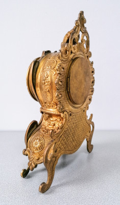 Orologio da camino Franz HERMLE & Sons in bronzo, dipinto a mano, movimento meccanico 130-677 a carica manuale, otto giorni, a doppia campana. Germania, Anni 60