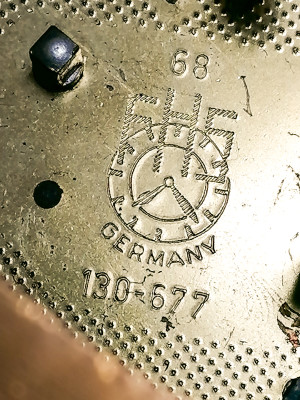 Orologio da camino Franz HERMLE & Sons in bronzo, dipinto a mano, movimento meccanico 130-677 a carica manuale, otto giorni, a doppia campana. Germania, Anni 60