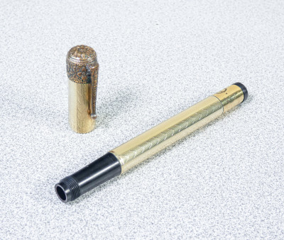 Penna stilografica con pennino rientrante PILUS Montegrappa, laminata in oro. Italia, Anni 20