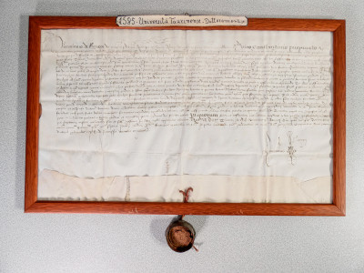 Documento manoscritto su pergamena, dottorato dell'Universitò di Torino con sigillo in ceralacca. Datato 1585