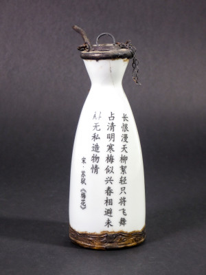 Pipa da oppio in ceramica decorata. Cina