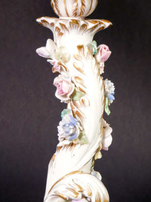Abat jour in ceramica della manifattura FABRIS, corpo in stile barocco decorato con fiori policromi. Prima metà del Novecento