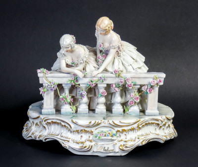 Scultura in porcellana Dame al Balcone manifattura FABRIS. Italia, Prima metà del Novecento