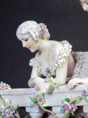 Scultura in porcellana Dame al Balcone manifattura FABRIS. Italia, Prima metà del Novecento