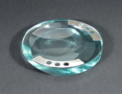 Posacenere di design in vetro molato riferibile alla produzione di FONTANA ARTE e forse alla mano di Max Ingrand. Anni 70