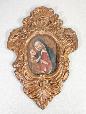 Dipinto a olio Madonna con Bambino, cornice seicentesca in legno gessato e dorato. Italia