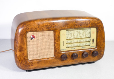 Radio d'epoca WATT RADIO Torino, Mod. 50, mobile in legno. Italia, Anni 40