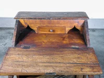Ribaltina / scrittoio in legno massello di noce, con anta inferiore. Italia, Fine Settecento Primo Ottocento
