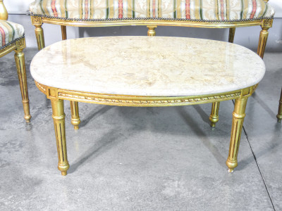 Salotto stile Luigi XVI in legno dorato e paglia di Vienna composto da una coppia di poltrone, divano a due posti e tavolino. Austria, Primo Novecento