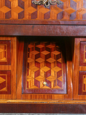 Scrittoio/scrivania in legno intarsiato, piano estraibile, chiusure inferiori a rullo. Italia