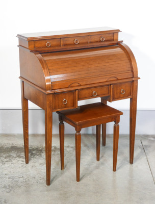 Scrittoio/scrivania in stile Luigi XV, legno di noce, piano estraibile, chiusura a rullo. Italia, Novecento