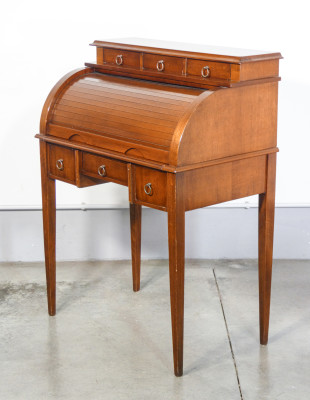 Scrittoio/scrivania in stile Luigi XV, legno di noce, piano estraibile, chiusura a rullo. Italia, Novecento
