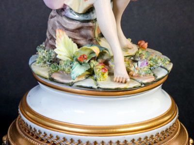 Scultura in ceramica dipinta a mano, manifattura CP Capodimonte. Donna con fiori. Italia, Novecento