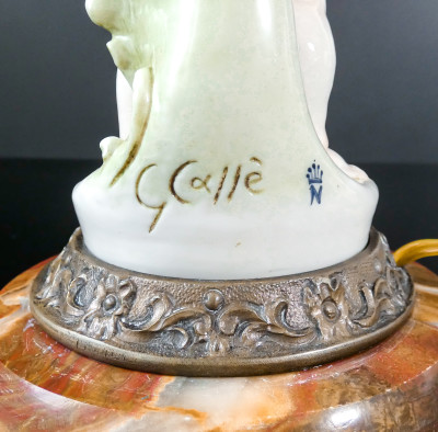 Lampada da tavolo con base in porcellana raffigurante un putto, firmata Giuseppe CAPPÉ. Italia, Novecento