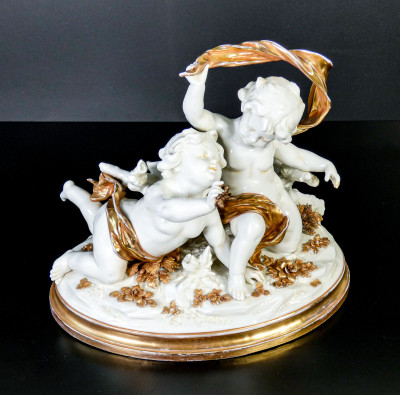 Gruppo scultoreo in ceramica raffigurante una coppia di putti, riferibile alla manifattura DOCCIA GINORI. Italia, Secondo Ottocento