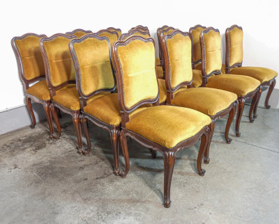 Set di sedici sedie stile Luigi XV, in legno di noce. Italia, Primissimi del Novecento