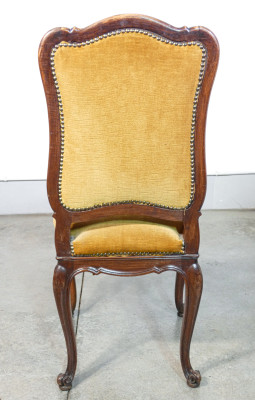 Set di sedici sedie stile Luigi XV, in legno di noce. Italia, Primissimi del Novecento