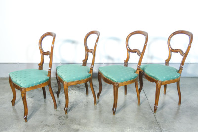 Set di quattro sedie in stile Luigi Filippo in legno di noce. Novecento
