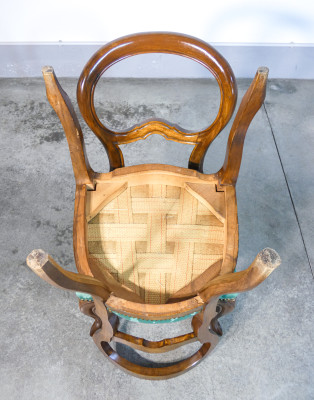 Set di quattro sedie in stile Luigi Filippo in legno di noce. Novecento