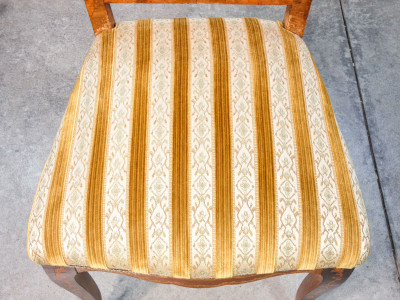 Set di quattro sedie stile Napoleone III in legno di faggio lastronato in radica e intarsiato, stoffa damascata. Primo Novecento