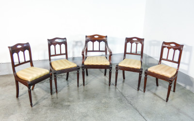 Set di cinque sedie DIRETTORIO con trono a braccioli, in legno di noce. Italia, Primo Ottocento 
