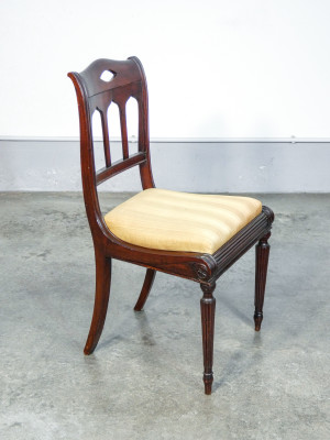 Set di cinque sedie DIRETTORIO con trono a braccioli, in legno di noce. Italia, Primo Ottocento 