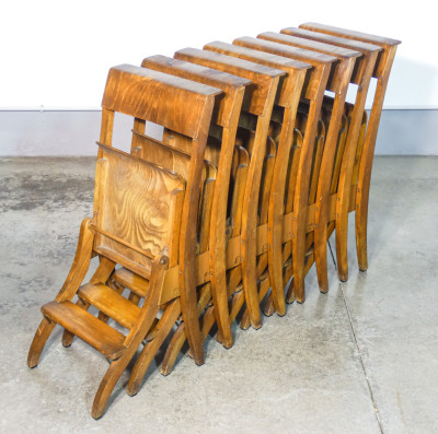 Set di otto sedie pieghevoli, inginocchiatoi da chiesa in legno. CASAGRANDE Arredi. Levada Padova, Primo Novecento