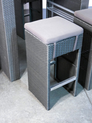 Set lounge bar da esterno, composto da quattro panche e tavolo con piano in vetro, portabicchieri e portabottiglie integrati. Ultranatura - serie Palma